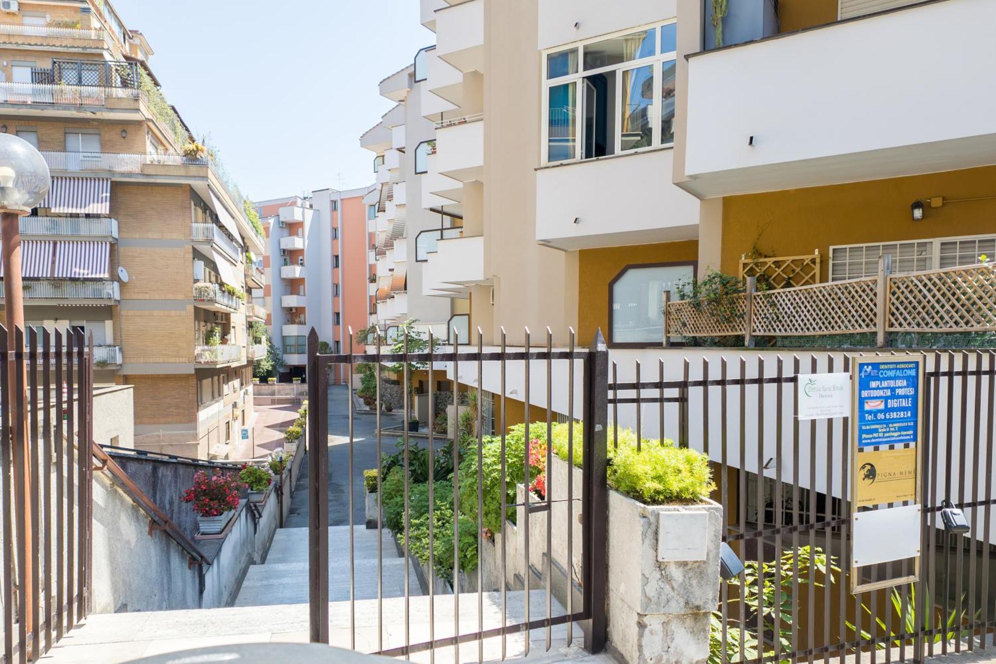 Elegant Hideaway Steps From St Peter Apartment *